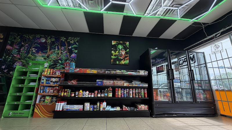 Everest Smoke & Vapes in Pasadena
