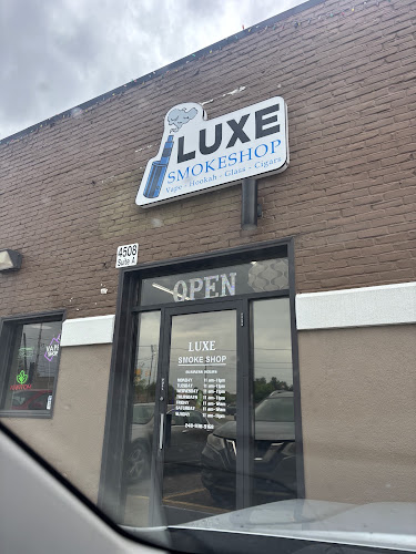 Luxe Smoke Shop in Flint