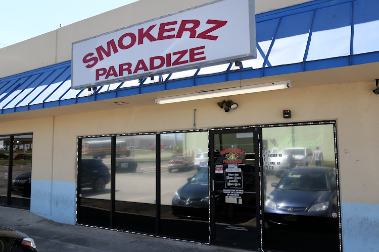 Smokerz Paradize in Live Oak
